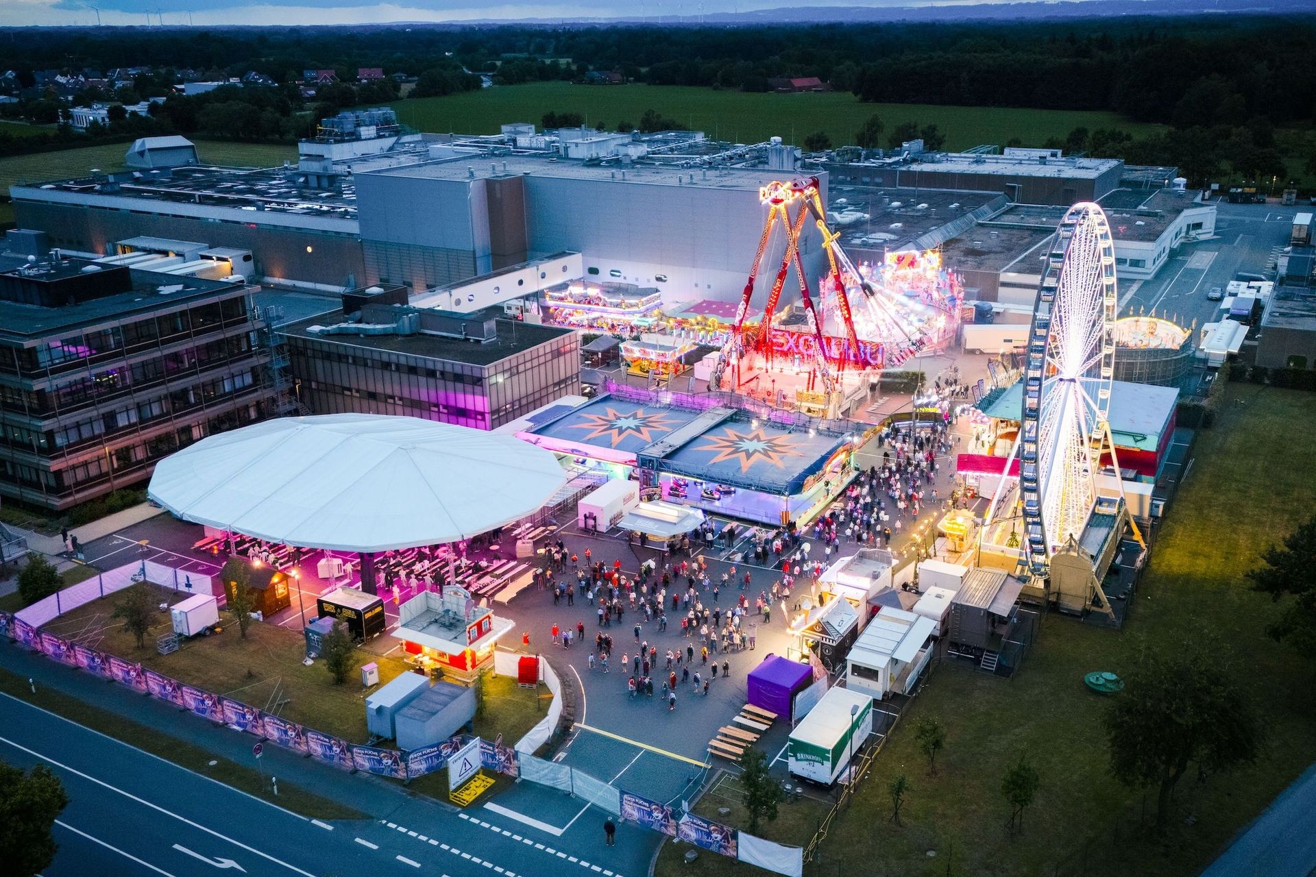 Die bunt beleuchtete Kirmes am Abend von oben